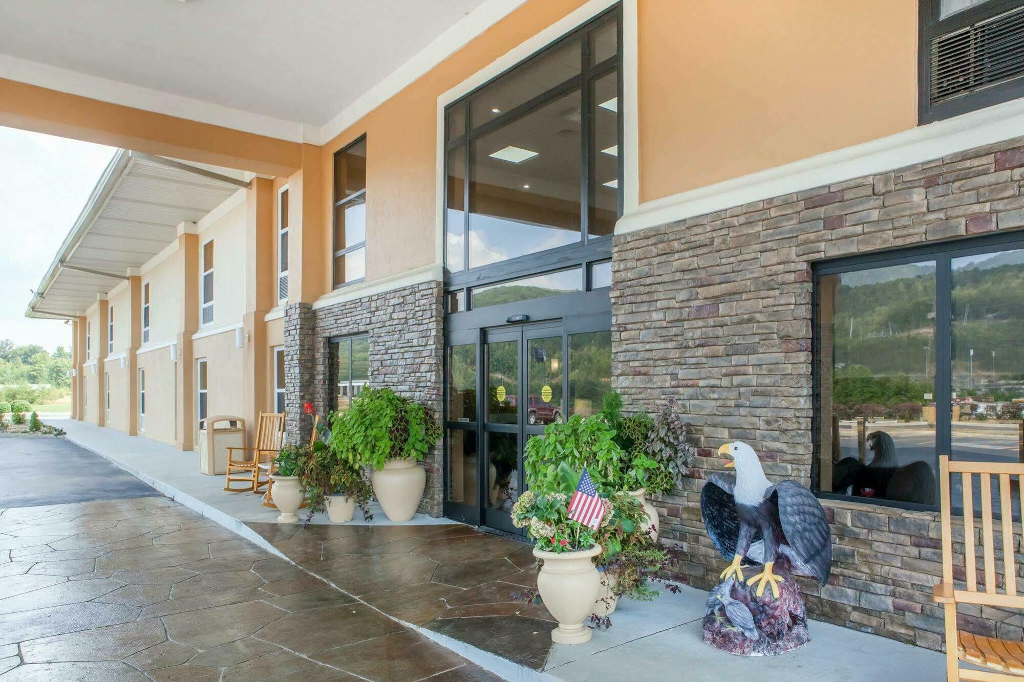 Comfort Inn At Royal Blue Pioneer Exterior foto