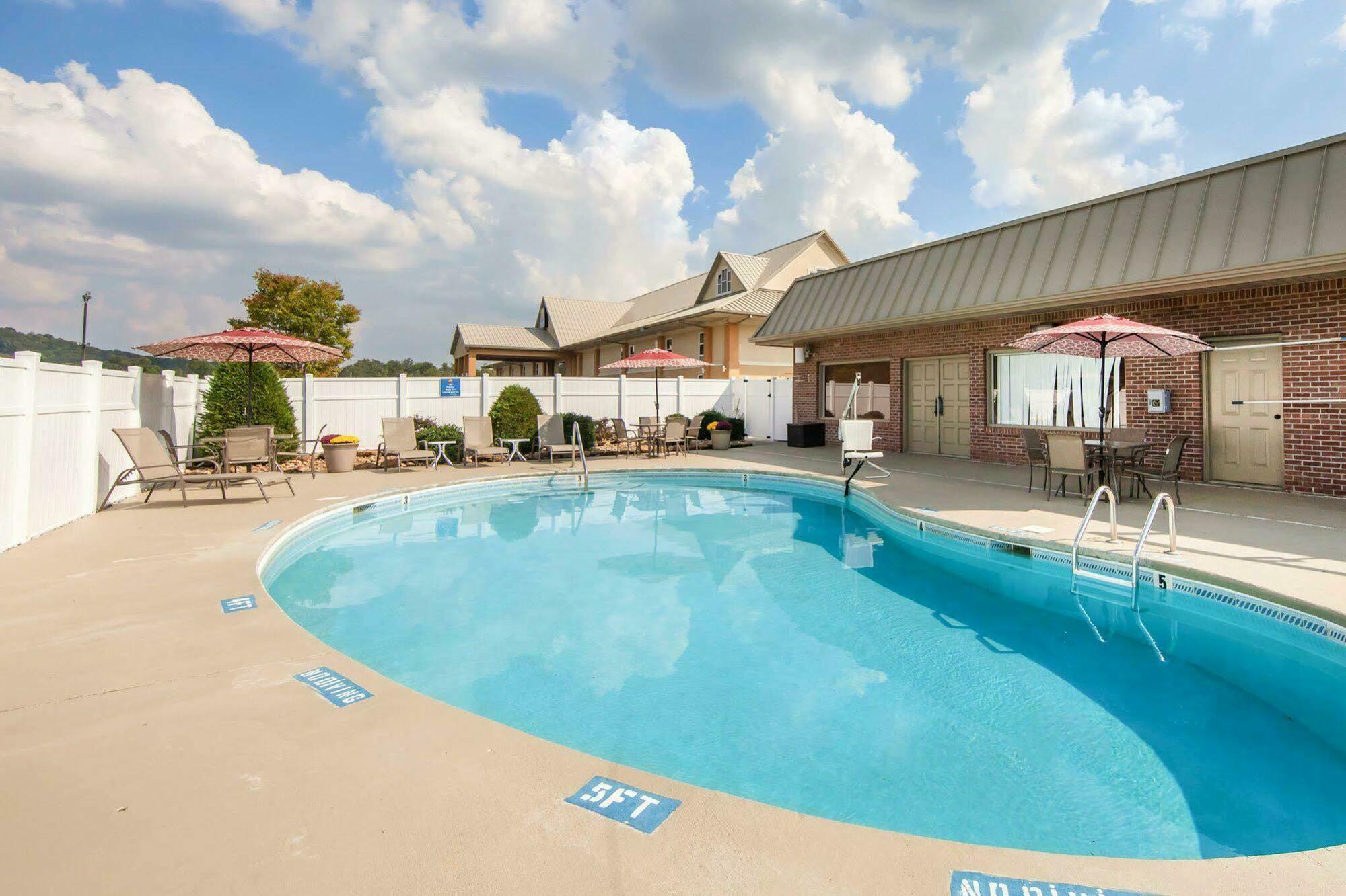 Comfort Inn At Royal Blue Pioneer Exterior foto